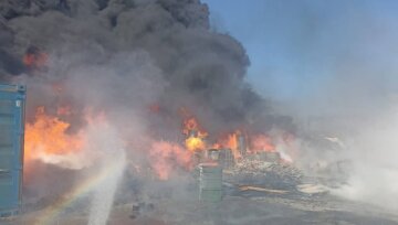В грузовом терминале порта Новороссийска (РФ) пожар