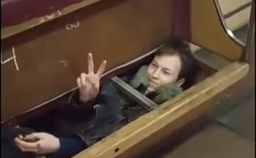У Дніпрі хлопець вирішив сховатись у вагоні метро і застряг: відео курйозного випадку