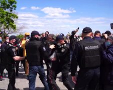 Любителі Росії влаштували масові заворушення в Одесі на 9 травня: ганебні кадри