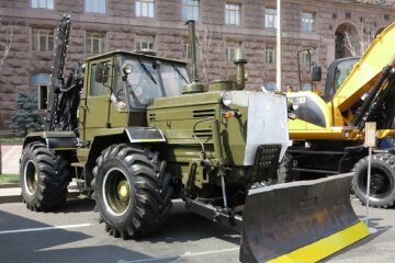 Ремонтна машина провалилася під асфальт в центрі Києва, фото: "Повинна була лагодити"