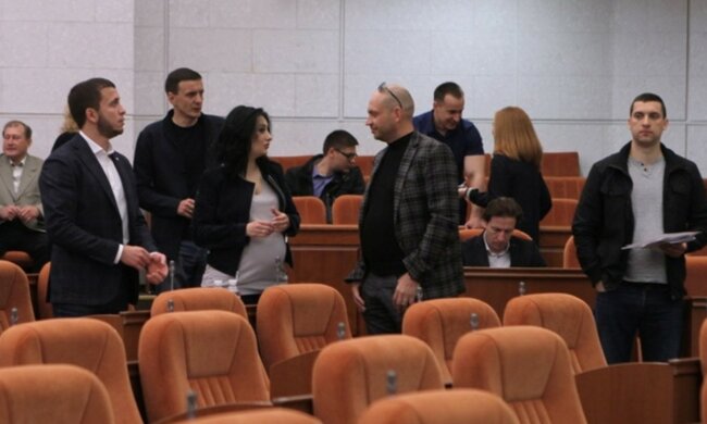Депутати в Дніпрі влаштували засідання під відкритим небом: "тримаються на дистанції", фото