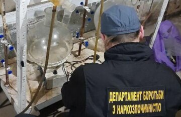 Поліція викрила нарколабораторію під Черніговом: обіг їх «бізнесу» сягав 1 мільйона гривень на місяць