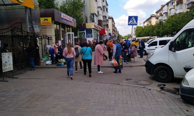Мужчина избил продавщицу за просьбу надеть маску: есть видеозапись с камер наблюдения
