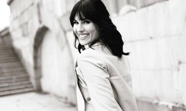 Єфросиніна у свій день народження блиснула ідеальною фігурою в сукні на ґудзиках: "Захоплююся тобою!"