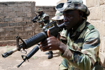 Кадры вооруженного вторжения Сенегала в Гамбию (видео)