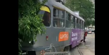 В Одессе трамвай с людьми сошел с рельсов и врезался в дерево: видео ЧП