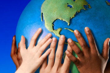 Hands_Holding_Earth