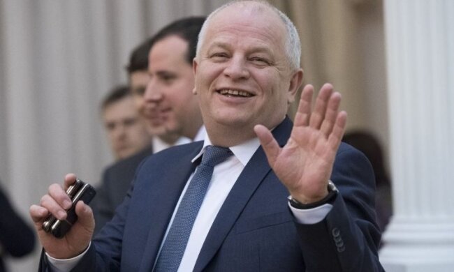 Іншим рік доводиться працювати: стала відома зарплата Кубіва, покращення очевидне