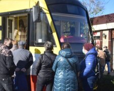 Одесситы побежали за прививкой в трамвай, выстроилась очередь: видео происходящего
