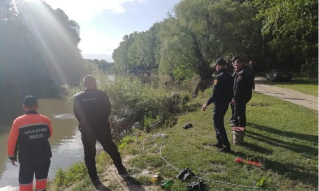 Автомобіль з військовими зірвався в річку з обриву під Одесою: трагічні деталі