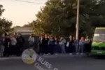 Транспортний колапс в Одесі: на зупинках застрягли безліч людей, з'явилося відео