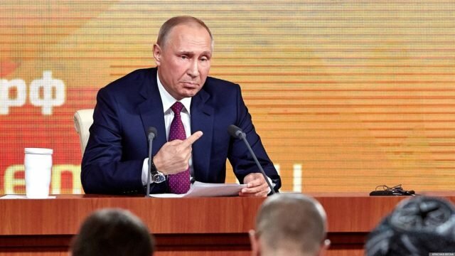 Путин тычет