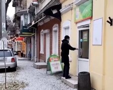 "Ніж до горла, телефон і гроші віддала сама": приїжджі зухвало пограбували магазин в Одесі
