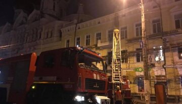 Пожежа охопила старовинний будинок в центрі Одеси: кадри вогняної НП