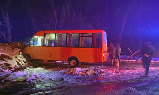 Маршрутка з пасажирами влетіла до блокпосту: кадри з місця ДТП на Чернігівщині
