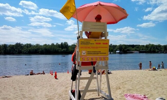 Шукайте зелений прапор: киянам повідомили, на яких пляжах можна купатися