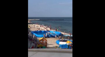 Відпочиваючі заполонили одеські пляжі: кадри