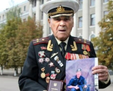 "Путин, что ж ты делаешь?": 102-летний ветеран не смог сдержать слез на прощании с внуком