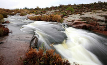 Унікальний феномен: під Дніпром тече єдиний степовий водоспад в Україні, захоплюючі кадри