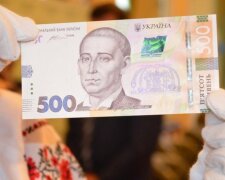 Фальшиві гроші заполонили Україну: як розпізнати підробку