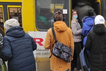 Київські маршрутники наплювали на карантин і забивають транспорт під зав'язку: кадри грубих порушень