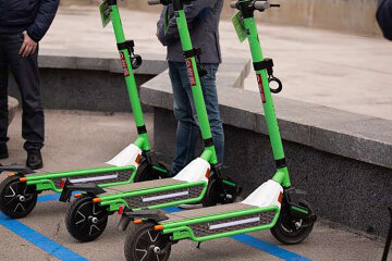 У Дніпрі втопили міський самокат, фото: "Сезон можна вважати відкритим"