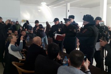 З’явилися кадри свавілля ОМОНу в Криму, що чекає сім’ї політв’язнів