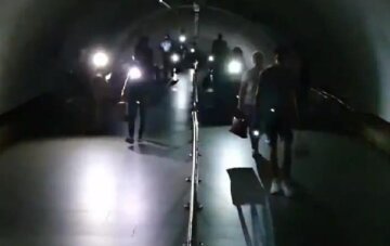 Київське метро залишилося без світла, з'явилися кадри: люди дістали ліхтарики