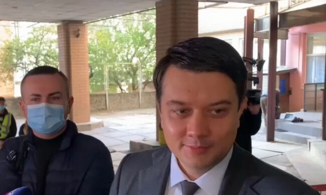 "Мені є чим зайнятися": Разумков з посмішкою продинамив скандальні п'ять питань Зеленського