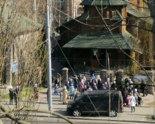 В Киеве толпа людей наплевала на карантин и бросилась в церковь: "Пришли с грудничками"