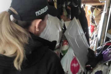 Девочке всего две недели: из квартиры-свалки в Киеве забрали ребенка, в полиции показали кадры