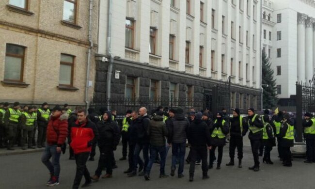 Натовп оточив Офіс Президента, Зеленський зник у селі: ексклюзивні кадри