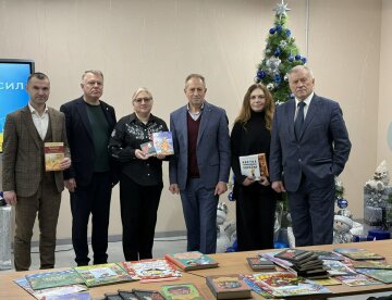 "Святой Николай - детям Харькова": Николай Томенко передал украинские книги и подарки подземной школе