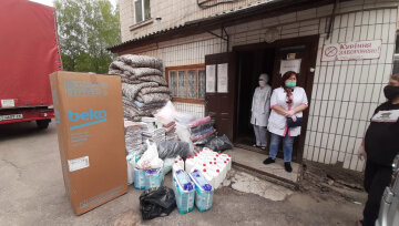 Медведчук з Оксаною Марченко передали меддопомогу лікарням на Одещині, яких влада кинула напризволяще