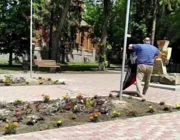 Звернув і забрав з собою: прапор на честь воїнів АТО зірвали на Харківщині, відео