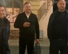 Парень получил деньги от Зеленского посреди улицы, момент попал на видео: "Немного засмущался..."