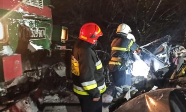 Потяг розчавив легковик з людьми, кадри трагедії на Прикарпатті: "Будьте обережні..."