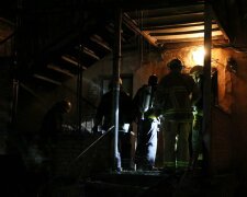 У Дніпрі розгорілася пожежа в багатоквартирному будинку: рятувальники почали виносити дітей на руках, відео