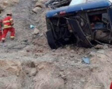Автобус с людьми рухнул в пропасть с высоты 300 метров, десятки жертв: кадры и детали трагедии