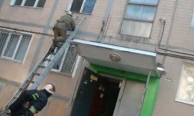 "Сімейну пару винесли з квартири на руках": жахлива пожежа сколихнула Харків, кадри НП