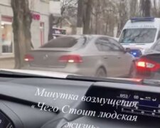 "Так выглядит спасение жизни": в Одессе водитель заблокировал дорогу скорой, кадры