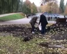 "Забирали мішками": у київському парку влаштували масову крадіжку землі, відео