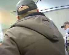 "Кинувся на людей, лаючись і погрожуючи": неадекват влаштував дебош в аеропорту, відео