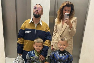 Дмитрий Монатик с женой и детьми