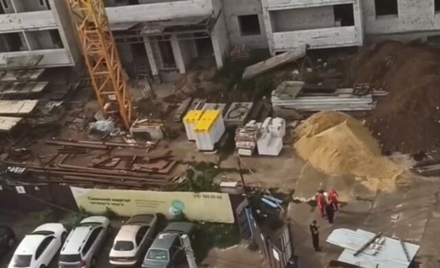 ЧП на стройке в Харькове: балка упала на рабочего, кадры с места