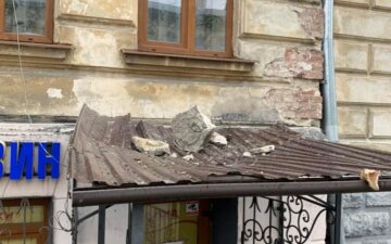 Частина фасаду будинку впала на дах магазину: покупець дивом уцілів