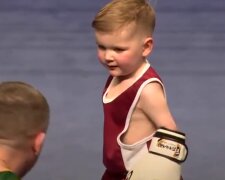 Трехлетний боксер отправил в нокаут олимпийского медалиста: видео победы