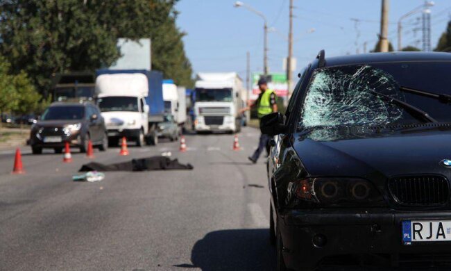 В Днепре BMW на огромной скорости сбил пенсионерку, кадры: проигнорировал "зебру"