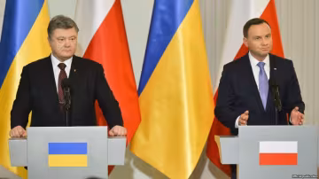Не потрібно вказувати, яких героїв шанувати: Порошенко відповів на “антибандерівський” закон