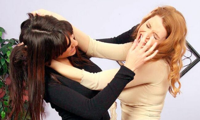 драка женщин, избиение